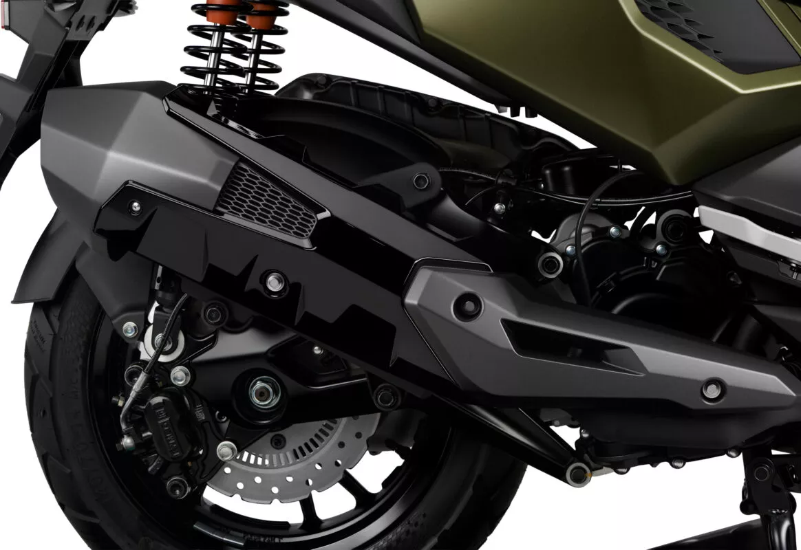 Le nouveau X-Tera 350 est propulsé par le bloc monocylindre de 321 cm³ qui équipe déjà le Downtown GT, avec une distribution SOHC à 4 soupapes avec un refroidissement liquide.  Ce moteur a été pensé pour offrir un équilibre parfait entre des performances dynamiques et une consommation de carburant maîtrisée.  Il développe une puissance maximale de 28 ch à 7 000 trs/min, soutenue par un couple généreux de 30,8 Nm atteint dès 5 500 trs/min, pour des relances franches et sécurisantes en toutes circonstances.
